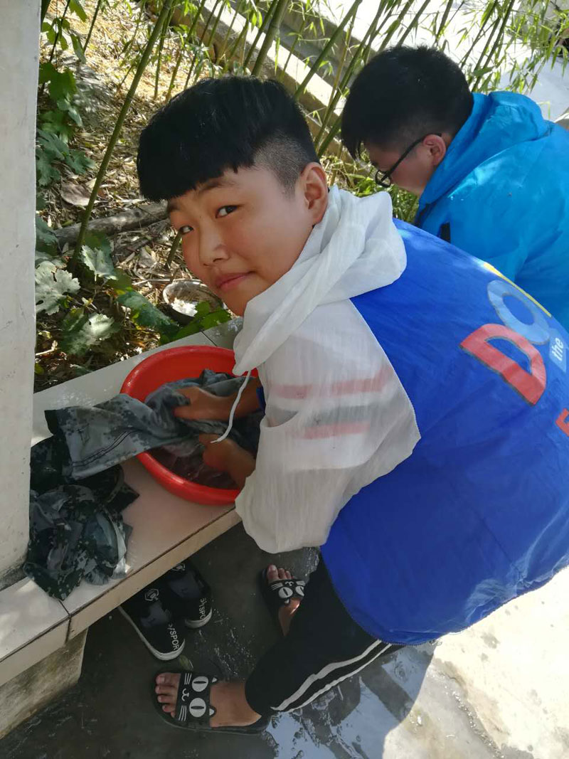 郑州长城科技中等专业学校老师教学生洗衣服